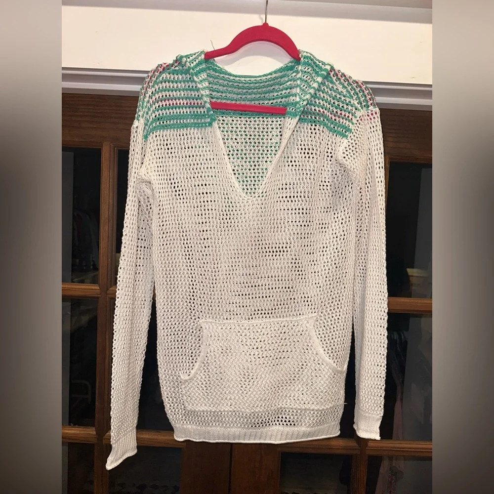 EUC Poof Size Medium Women's White‎ and Green Knit Sweater